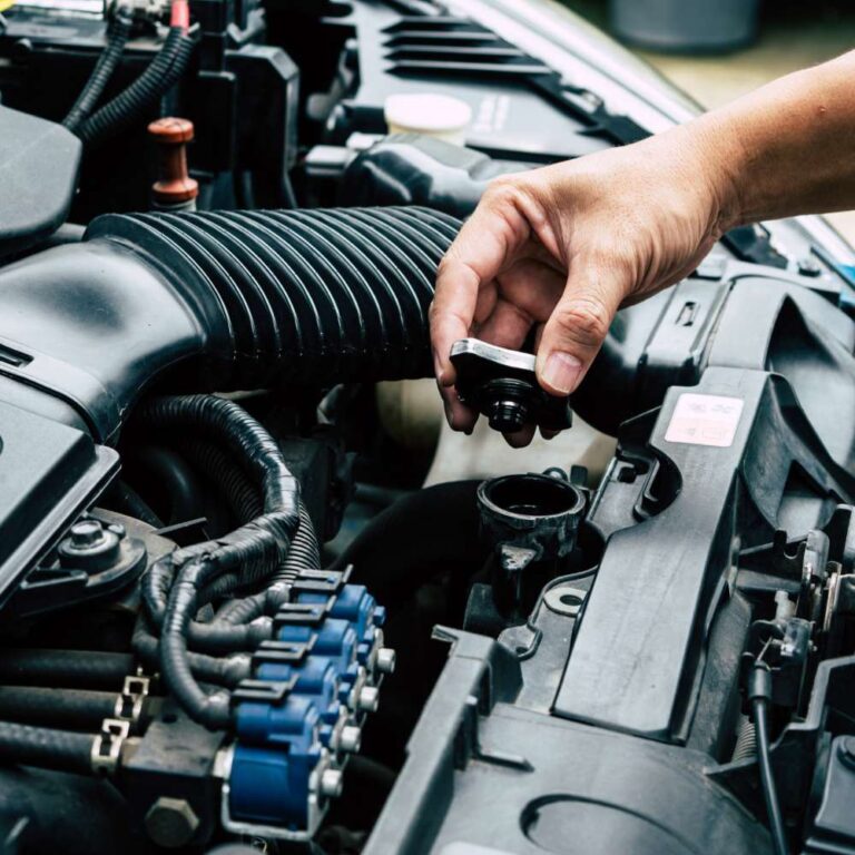 hand met dop voor motor van auto